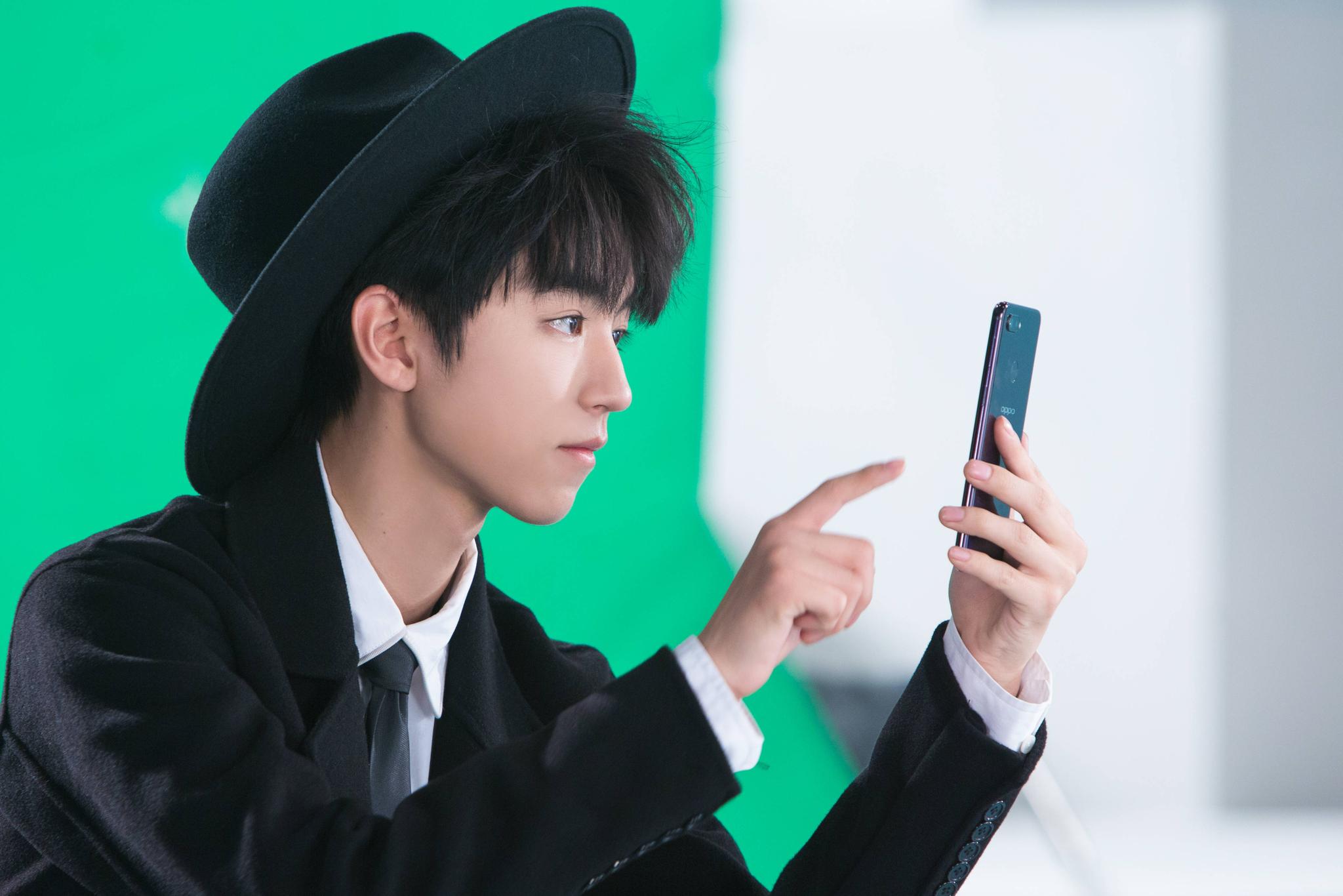 王俊凯穿着西装,戴着帽子,完美侧颜,风度翩翩,加上那温暖的笑容