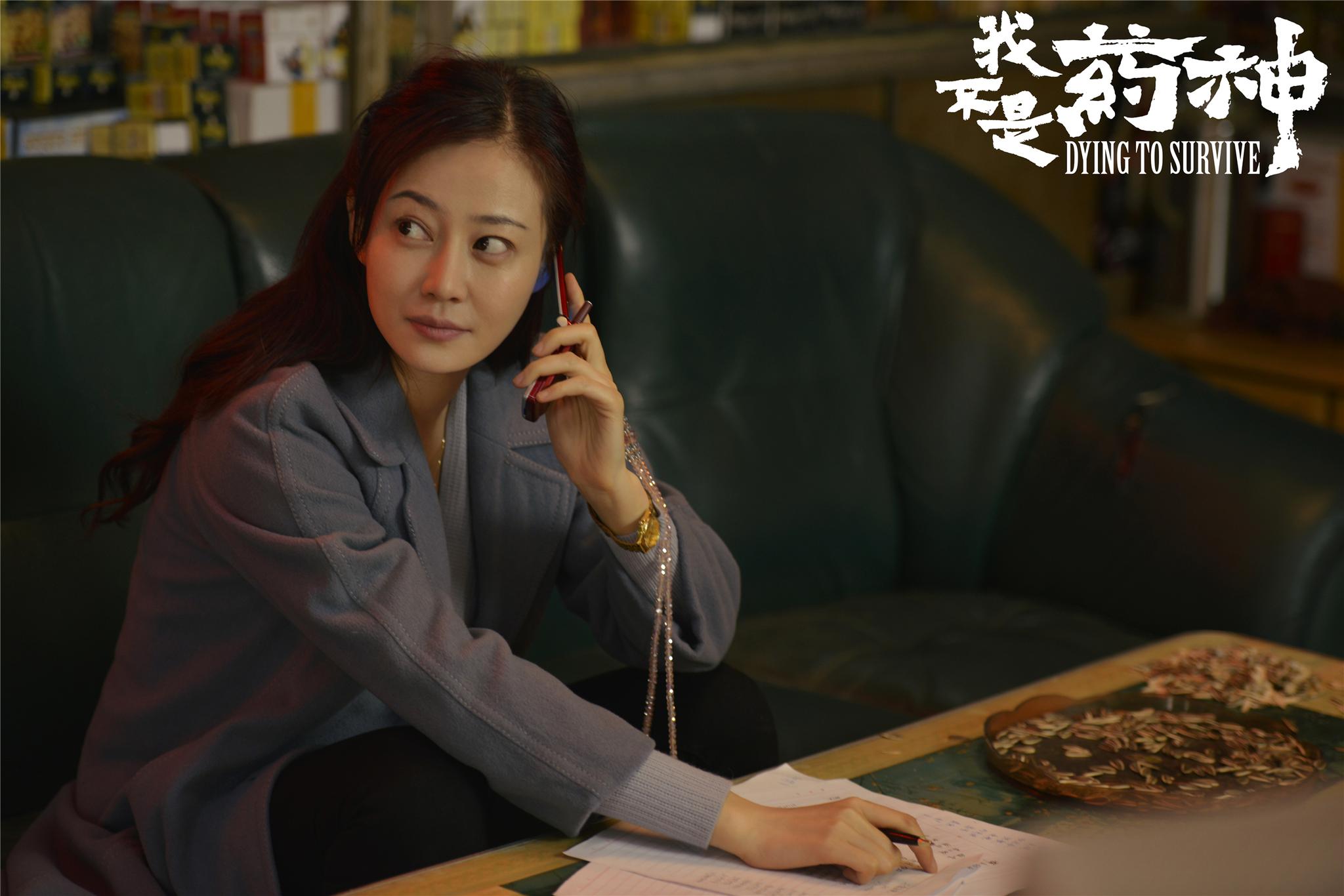 《我不是药神》发布"绕佛入世"版海报.六位主演环坐在佛像周围