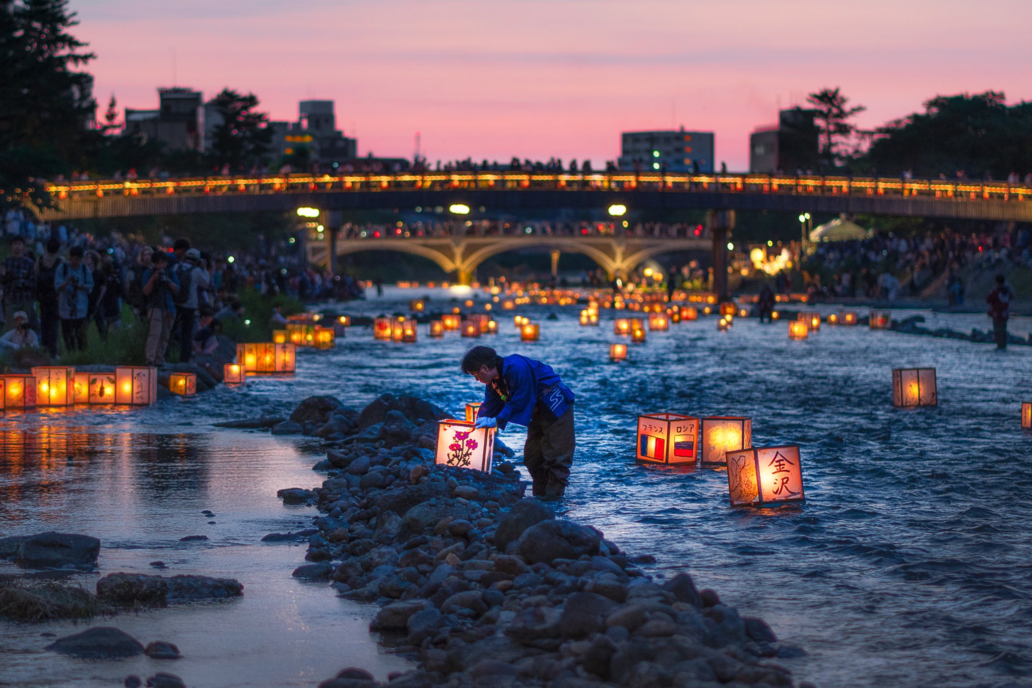昨日,金泽举办了"金泽百万石祭典"放河灯活动|金泽_新浪新闻