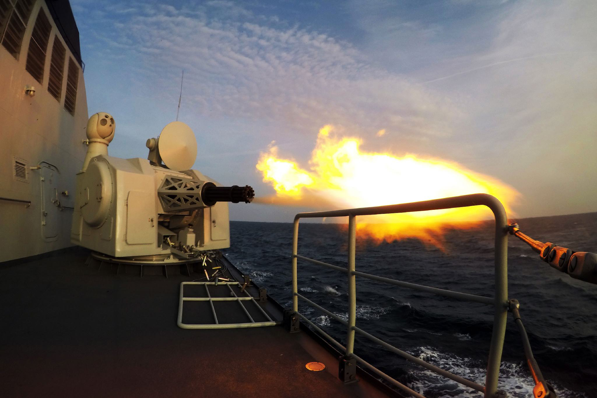 让1130近防炮扫射现代主战坦克,能把坦克打瘫痪吗?其实很轻