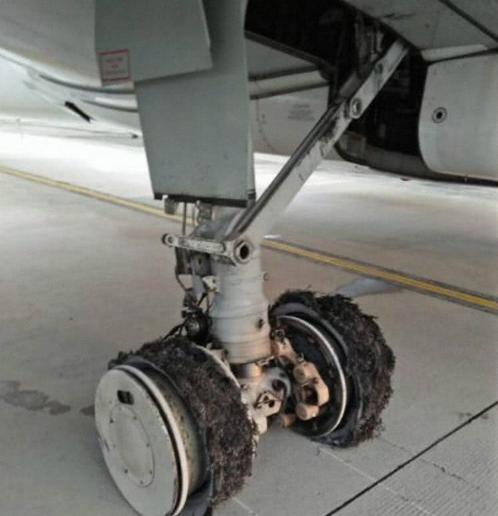 airport)的ga190号航班,着陆后左侧主起落架两个轮胎都爆胎使飞机失灵