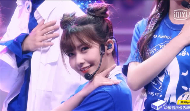 火箭少女公告牌舞台ending pose,吴宣仪不愧为初恋脸