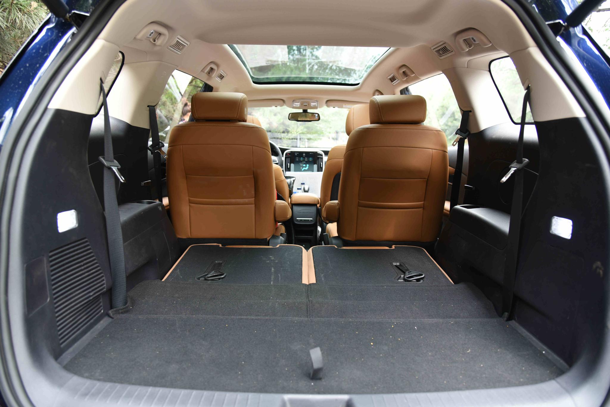 通常状态下,第三排能完全平放,提供更多的空间.比亚迪宋max采用1.