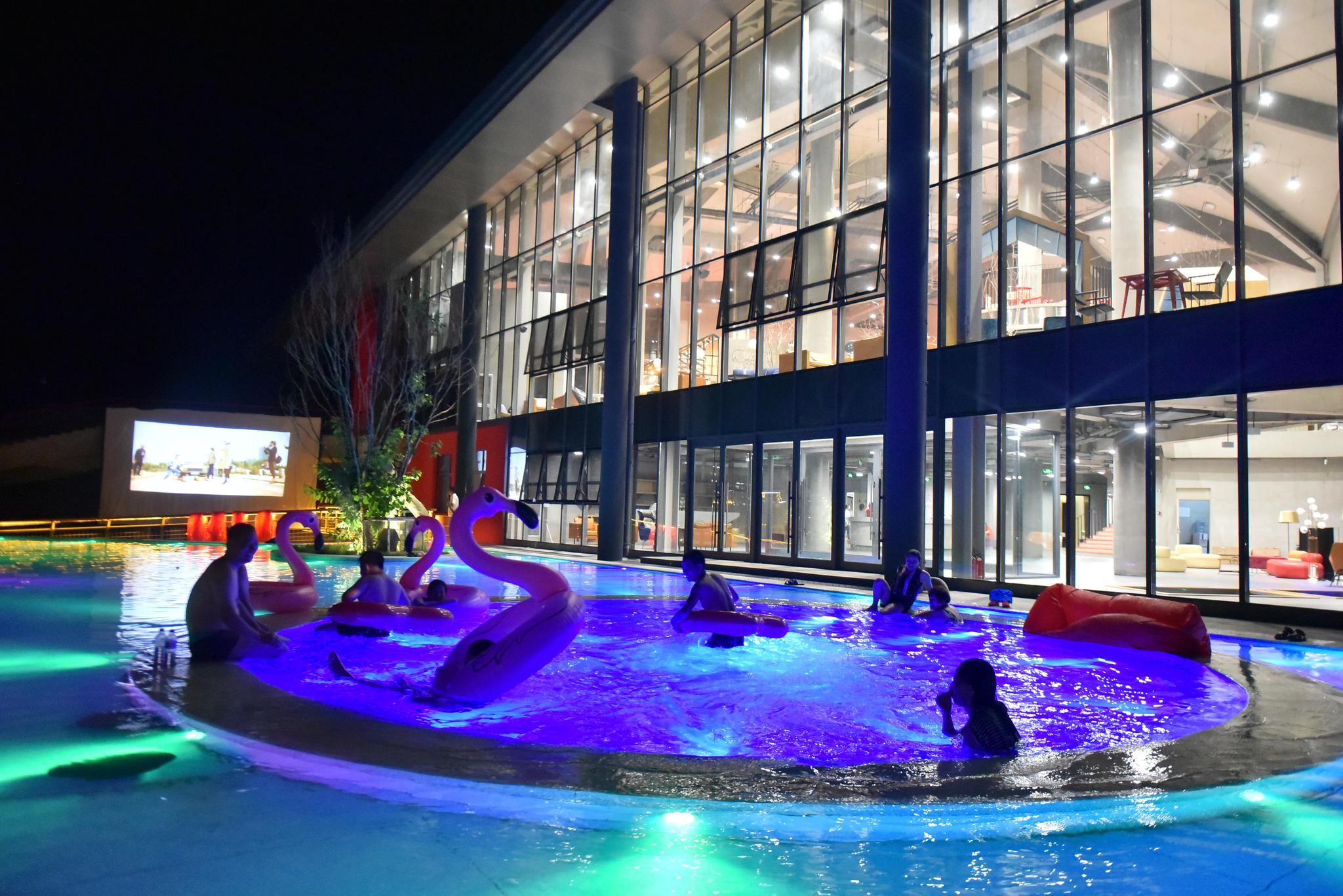 长白山必打卡——紫玉漫江湾露天汤泉广场