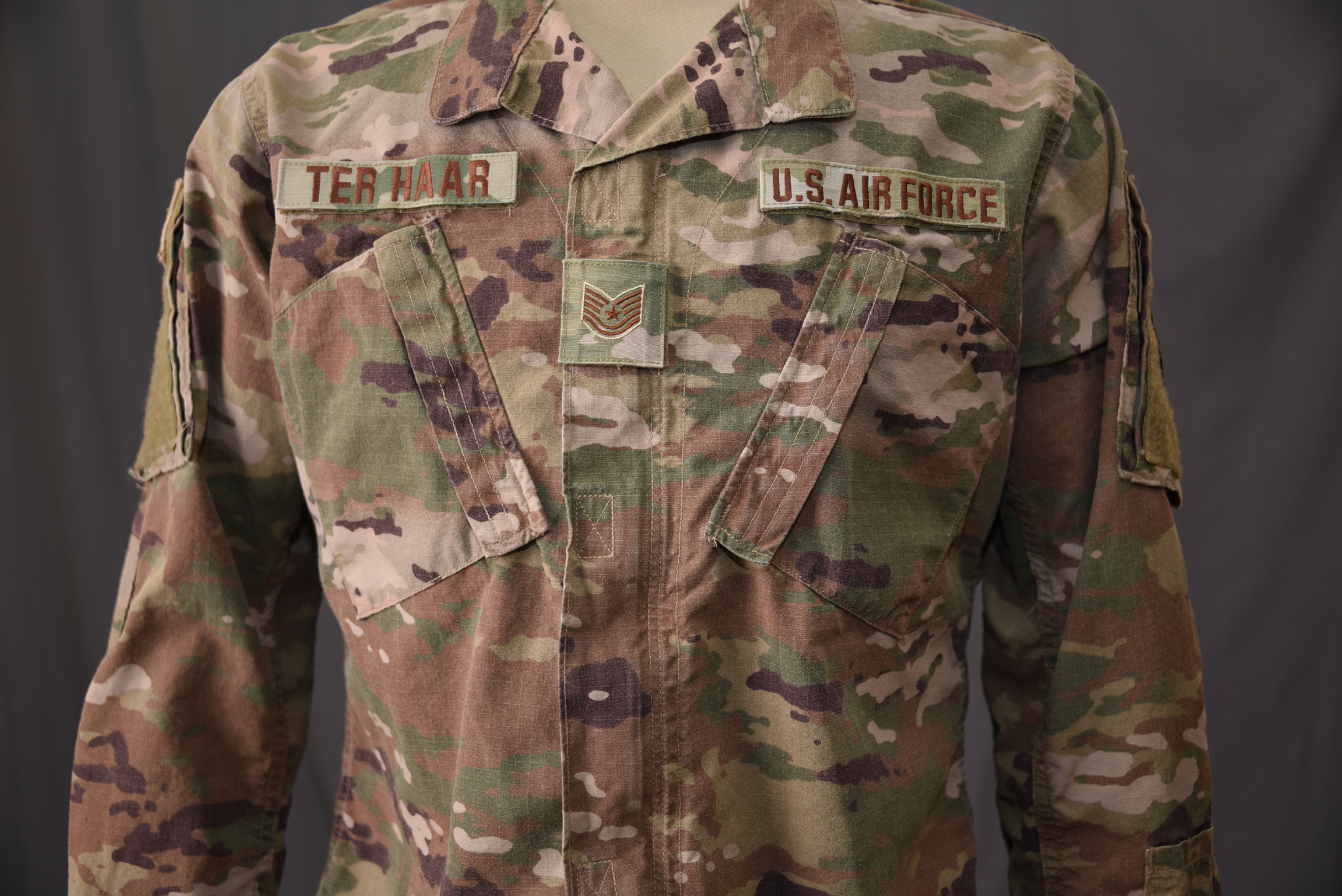 使用三等人(美国陆军)ocp迷彩服替换当前装备的"空军作战迷彩服"(abu)