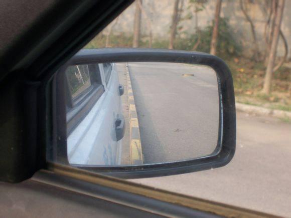 然后,看一下车内的30公分是咋样的(通过右后视镜来看).