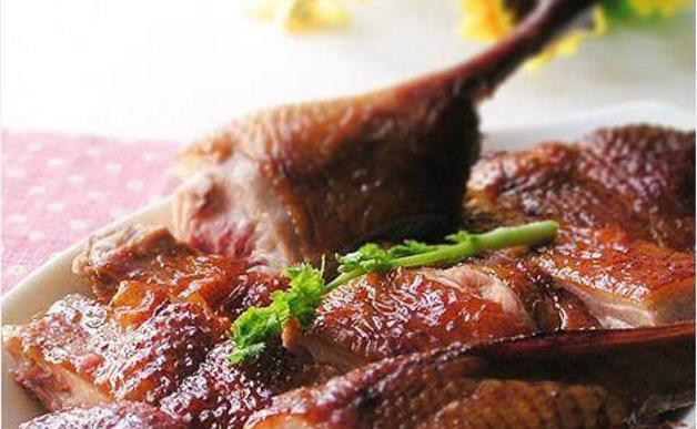 脆皮鸭最精华是香脆的鸭皮,一口咬下去连皮带肉多汁饱满