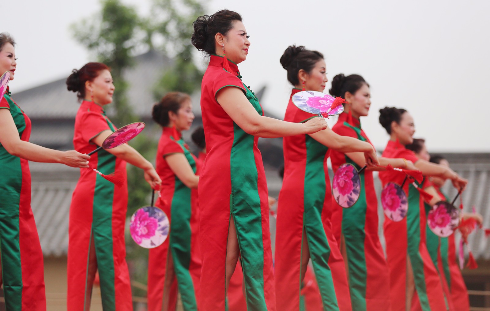 一群大妈穿汉服走秀有人说风韵犹存有人说做作