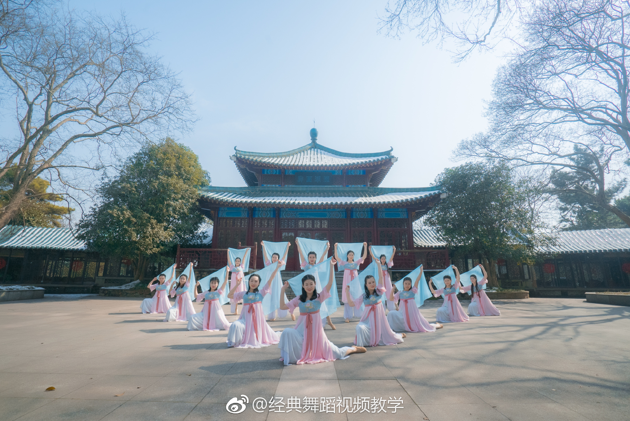 单色舞蹈石璨老师原创编舞《芙蓉雨》预告,小姑娘们真的是太仙了.