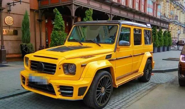 明黄色越野车一开出街那可是回头率超高那叫一个霸气