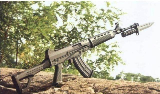 5千克,枪托折叠时长725毫米,打开时长950毫米,即使是与美国ak-103突击