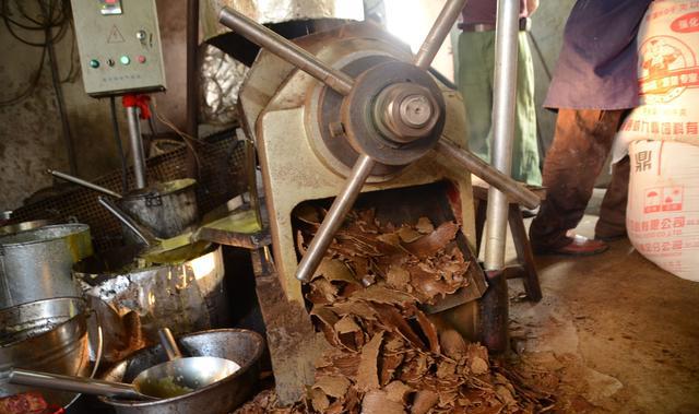 榨油厂的老板高兴得睡不着觉,自己榨的菜油就是香