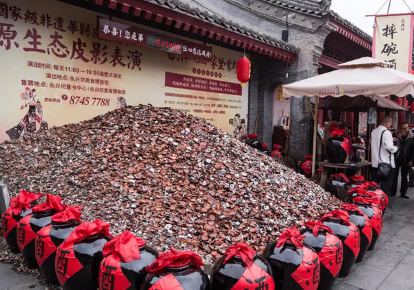 震撼十足!游客排队喝摔碗酒,场面壮观!