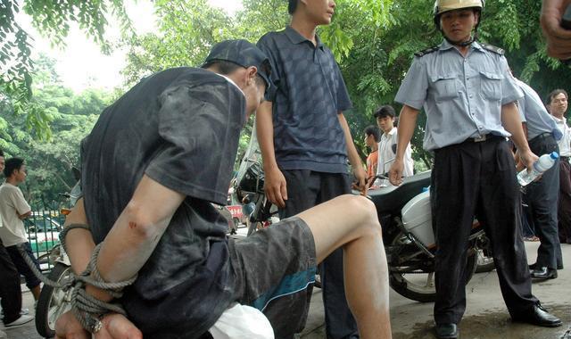 抓住偷车贼, 揍了一顿, 偷车贼哭, 才发现是中学同学