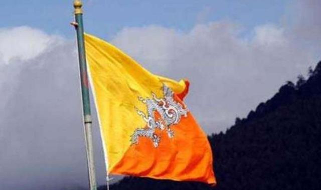 就在我国旁边,国旗上还印着中国龙|不丹|国旗|龙_新浪新闻