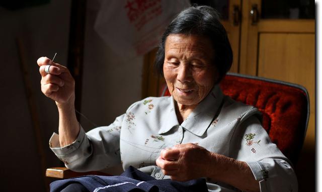 养母抱我回家被村里人嘲笑,28岁那年我带养母出嫁震惊众人!