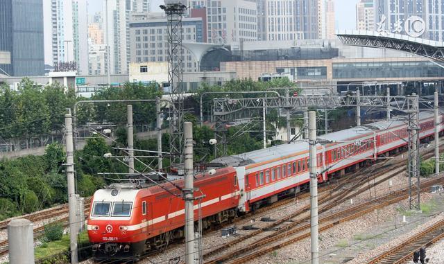 "济南市轨道交通逐步延伸到平阴,.