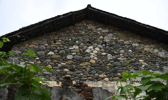 头一次见别人用鹅卵石来建房子, 想不到比旅游景点还漂亮