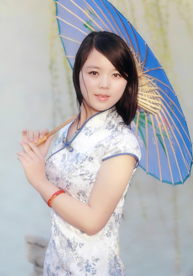 一个有着南方民族风情的江南女子