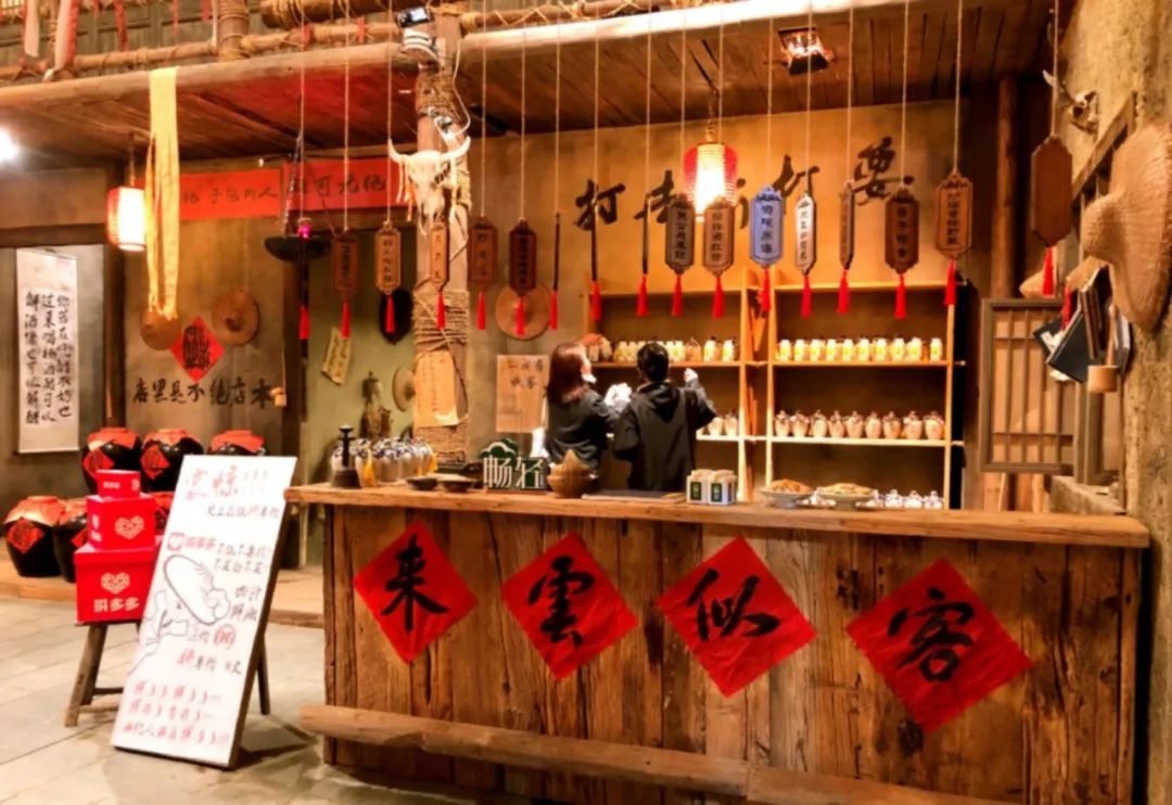 拍摄全程实景,每期剧情搭建不同实景,严格遵循"一比一"比例原则,加强