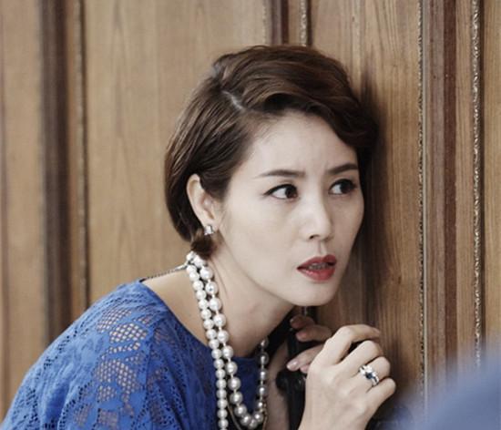 李敏镐50岁的"妈妈"金成玲, 活成美少女