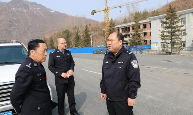 3月13日,白山交警支队长李政宽,副支队长