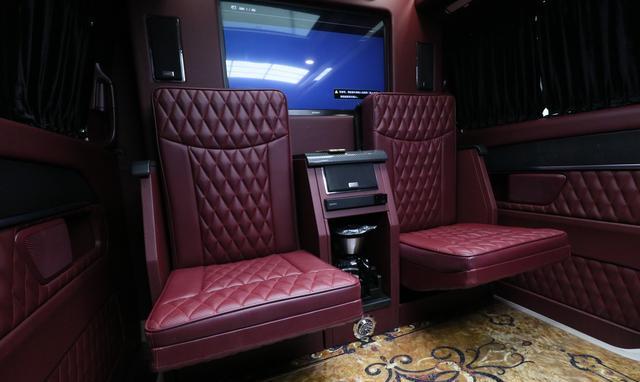 奔驰v260l爆改6座全隔屏房车,细节完爆埃尔法,80-120万可入手