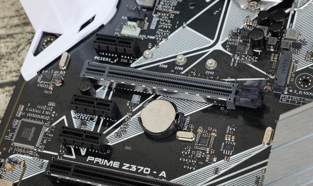 无兄弟不吃鸡,经典继作华硕z370-a aura sync rgb主板