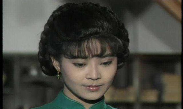 温柔而美丽的俞小凡,瘦瘦高高,过去也是受人欢迎的琼瑶戏剧女主角.