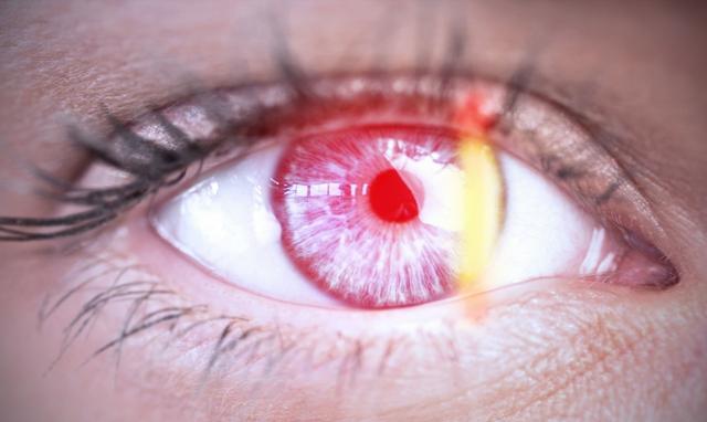 眼睛变得血红獠牙伸长三公分,手上的指甲变得与周围的僵尸一样长