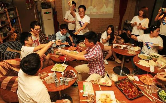 老板请两个同事吃饭,竟来了20多个人,买单时老板却"溜"了!