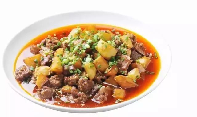 家常黄焖鹅把净鹅肉剁成块,加葱姜,料酒,胡椒粉