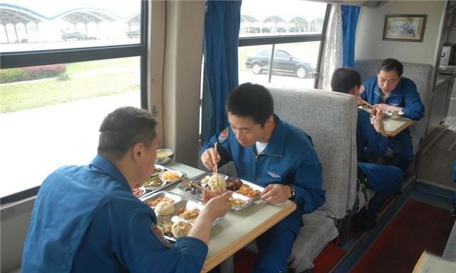 揭秘飞行员的日常饮食, 三餐不重样配有专门的营养师和厨师
