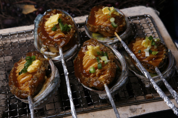 越南的烤鲍鱼10元一个,一下子就买了7个,咬了一口后呆住了