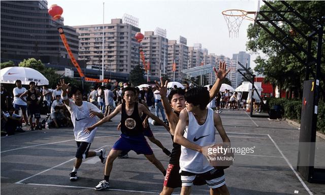 1997年中国老照片: 图4现身家千万,图6很尴尬,图9老炮儿在泡妞