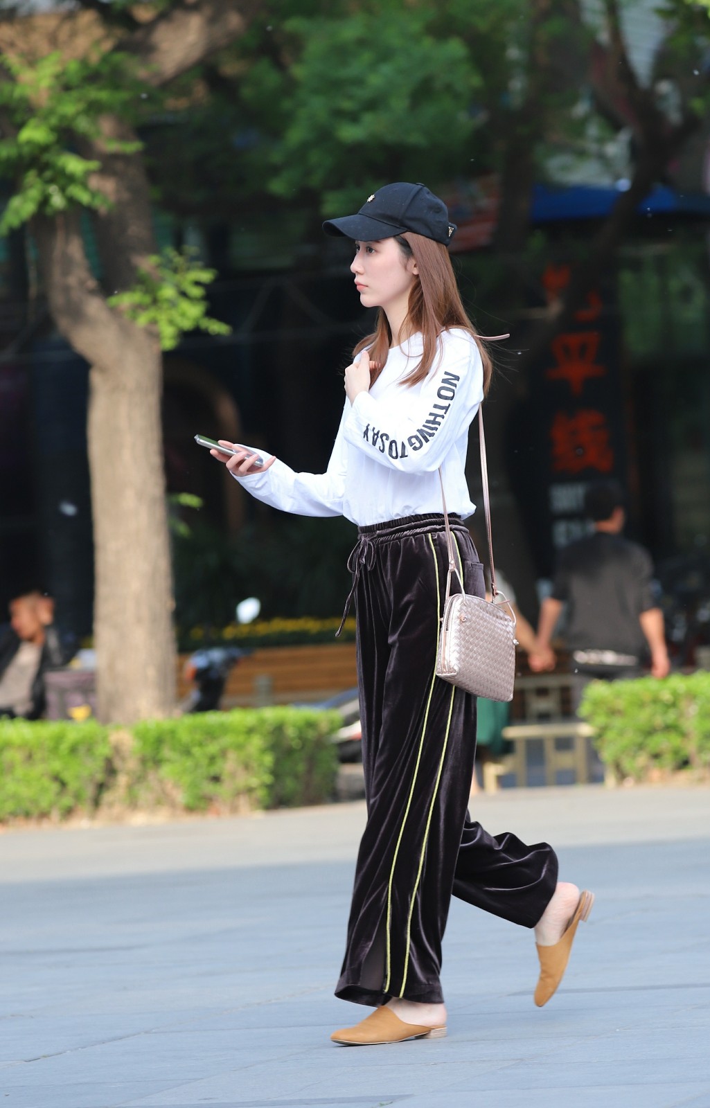 街上的姑娘们年轻秀丽,着装清凉时尚,给人的感觉阳光又朝气