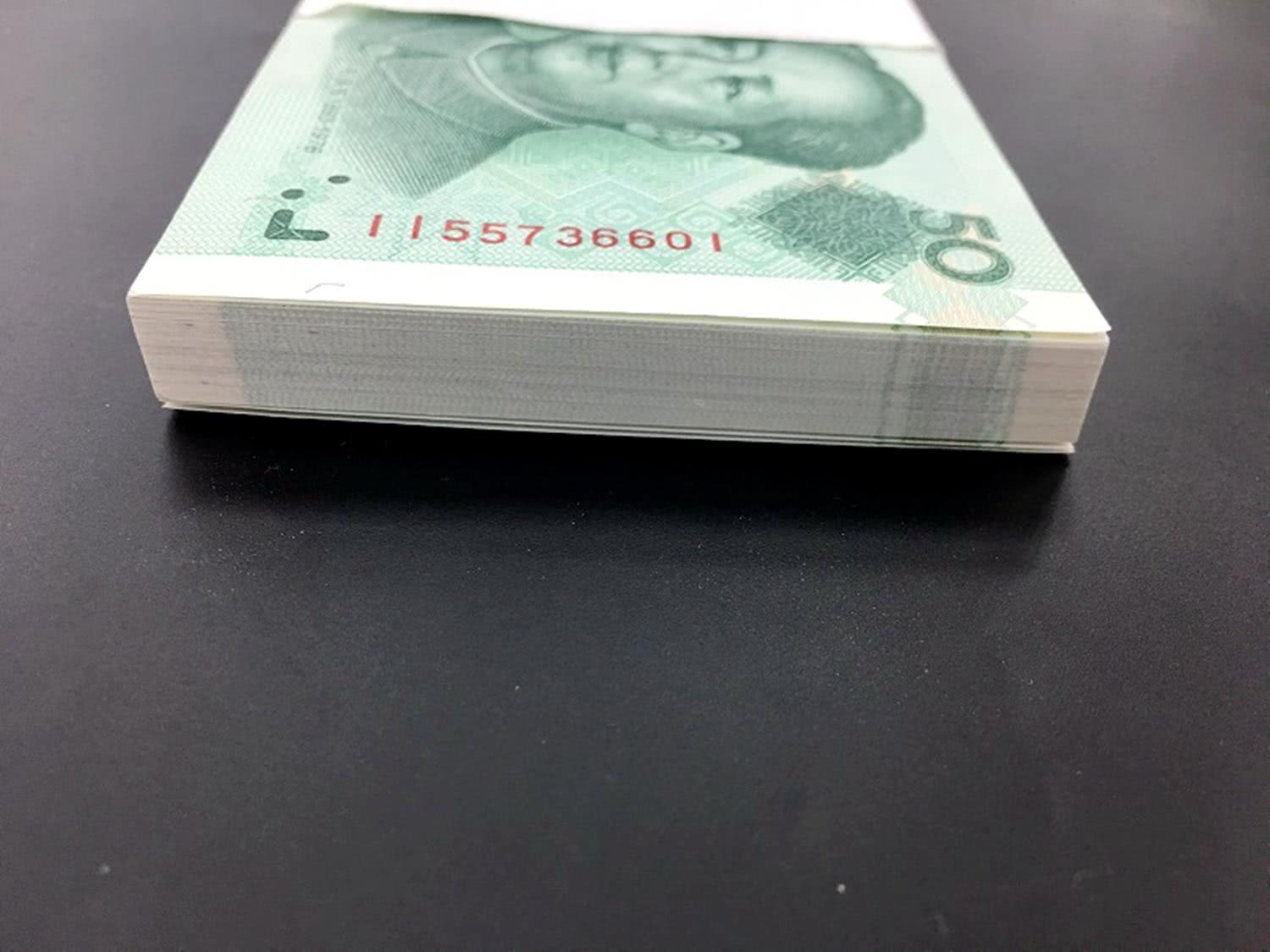 银行换回的一刀50元人民币,看到它的正背面,才发现它不一般!