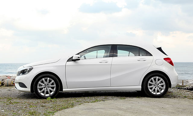 感受老款梅赛德斯奔驰a180的外观设计