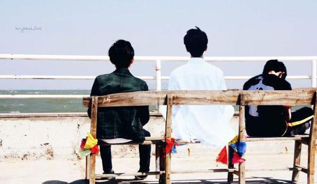 兄弟们的背影,看着有没有被撩到兄弟们看什么看的这么认真.