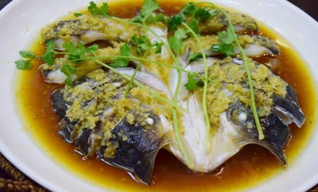 剁椒鱼头的做法原料:新鲜胖鱼头(又名雄鱼,大头鱼)鱼头一个特别提示