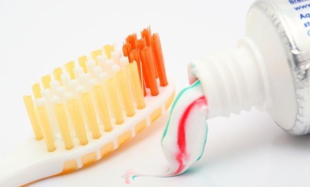 你还在用牙膏修复手机屏幕的划痕吗, 这样的误