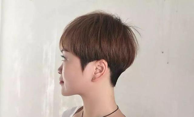 这款略带中性风的女生锅盖头发型个人觉得还是很值得大家一试的,只是