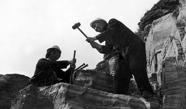 上世纪六十年代修建红旗渠的罕见老照片:真实的愚公移山令人钦佩