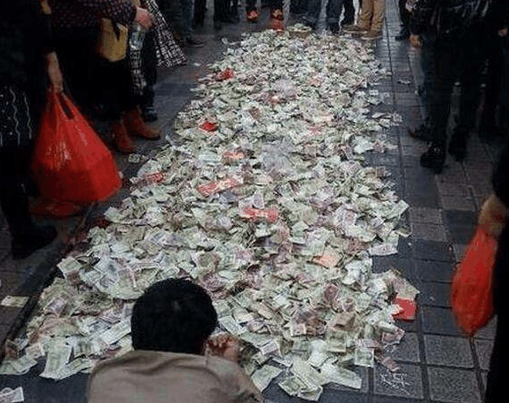 乞丐要钱出新招, 让路人开心愉快,心甘情愿掏腰包
