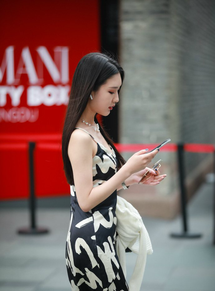 成都街拍高颜值的美女夏季这么搭配轻松彰显迷人气质