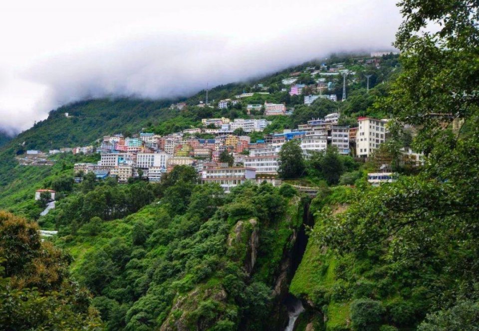 日喀则境内有樟木口岸,亚东口岸和吉隆口岸,其中位于亚东县的亚东口岸