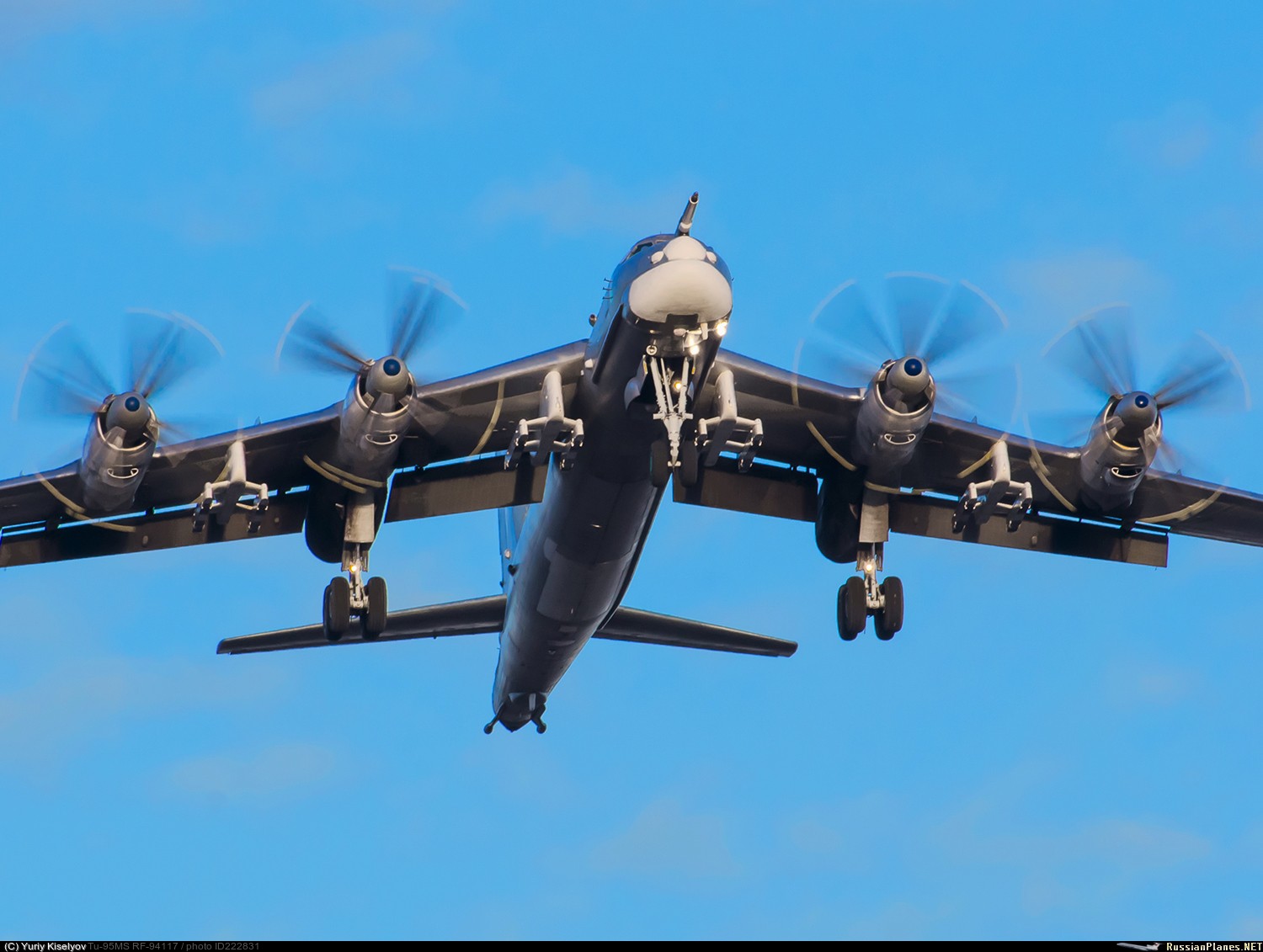 苏联俄罗斯图95熊式轰炸机虽是涡桨的但是航程远仍在使用中