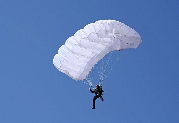 伞兵落地后, 降落伞会扔掉吗?