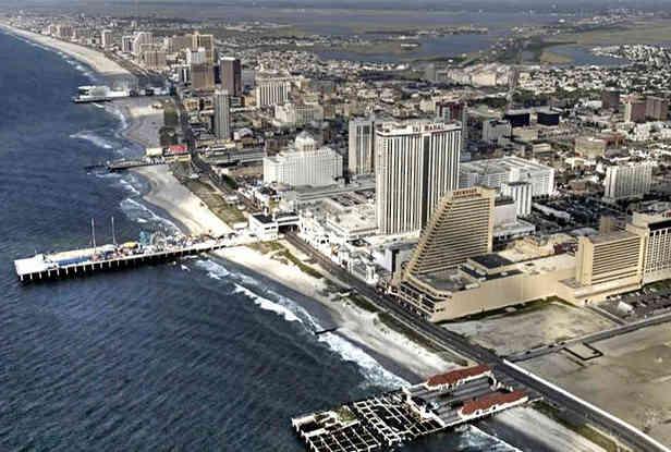 很多人脱口而出是纸醉金迷的拉斯维加斯,然而在美国的东海岸,还有一座