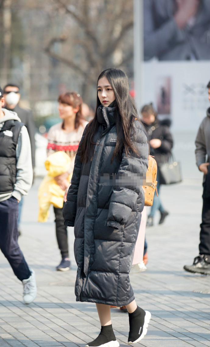 路人街拍年轻的小少妇臀大如斗齐臀窄裙甚是诱人